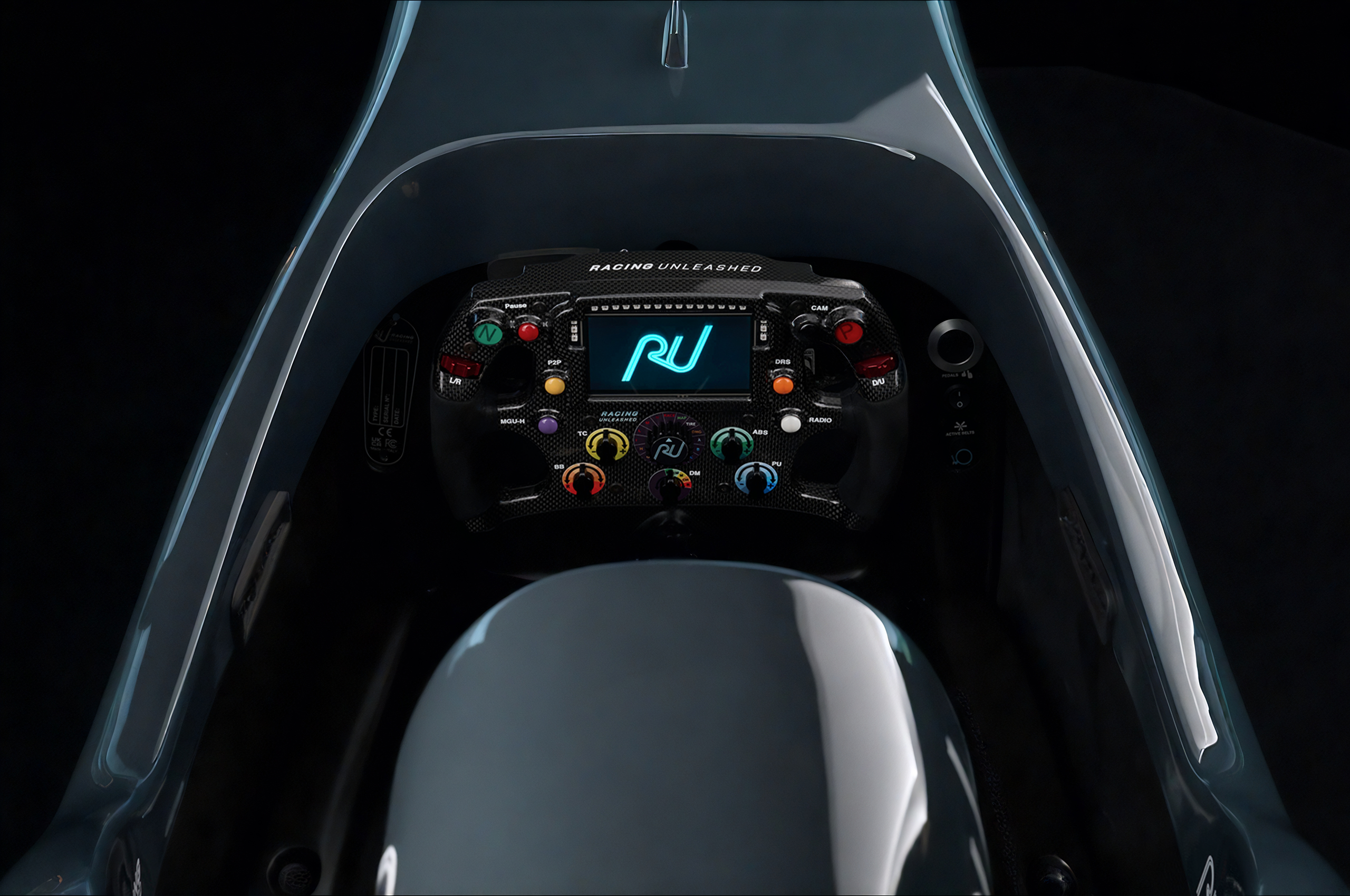 Ein Rennsimulator-Cockpit von Racing Unleashed mit multifunktionalem Lenkrad und Display.