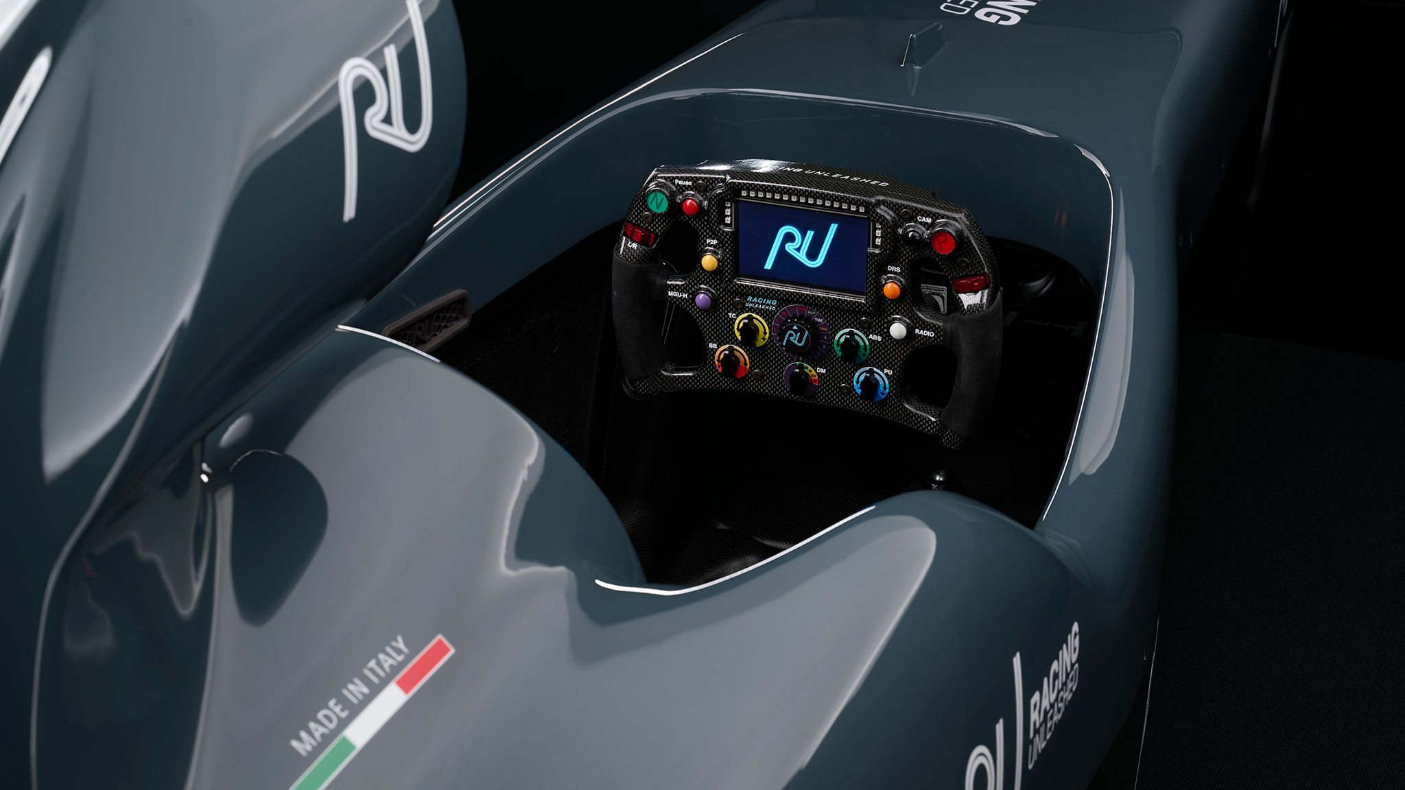 Racing Unleashed Simulator mit Lenkrad in modernem, dunkelgrauem Design, ideal für Rennsport-Enthusiasten.