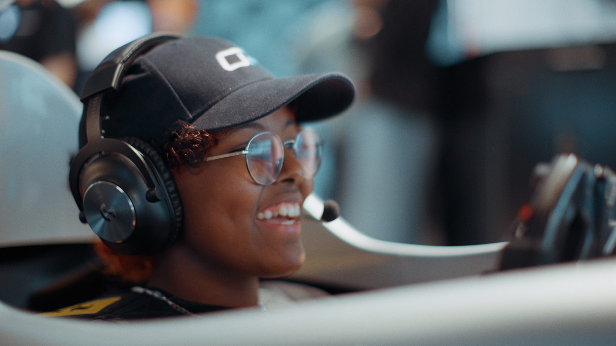 Eine Person mit Headset genießt das Rennsimulator-Erlebnis bei Racing Unleashed.