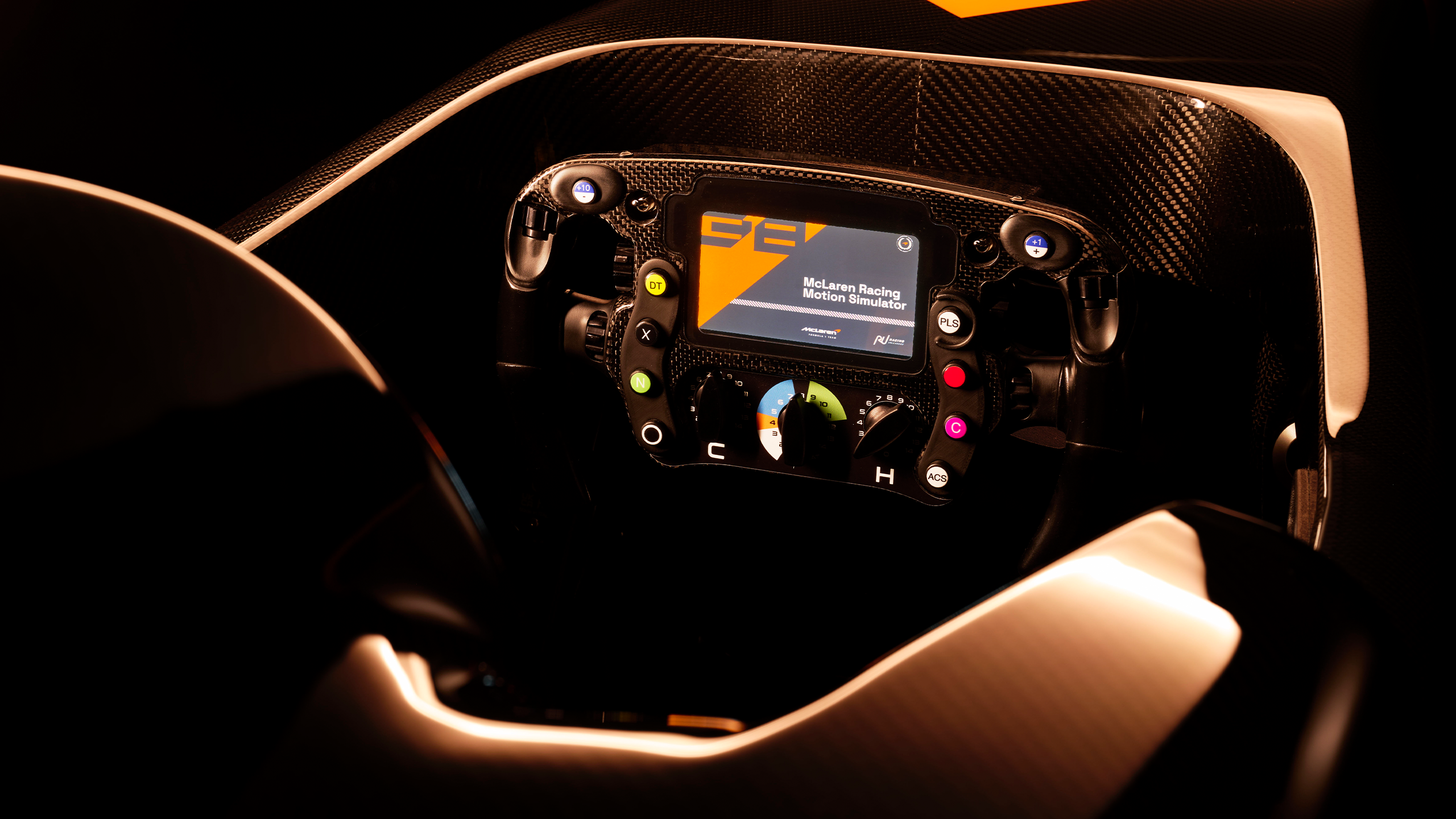 Nahaufnahme eines McLaren-Racing-Simulators von Racing Unleashed mit Carbon-Optik.