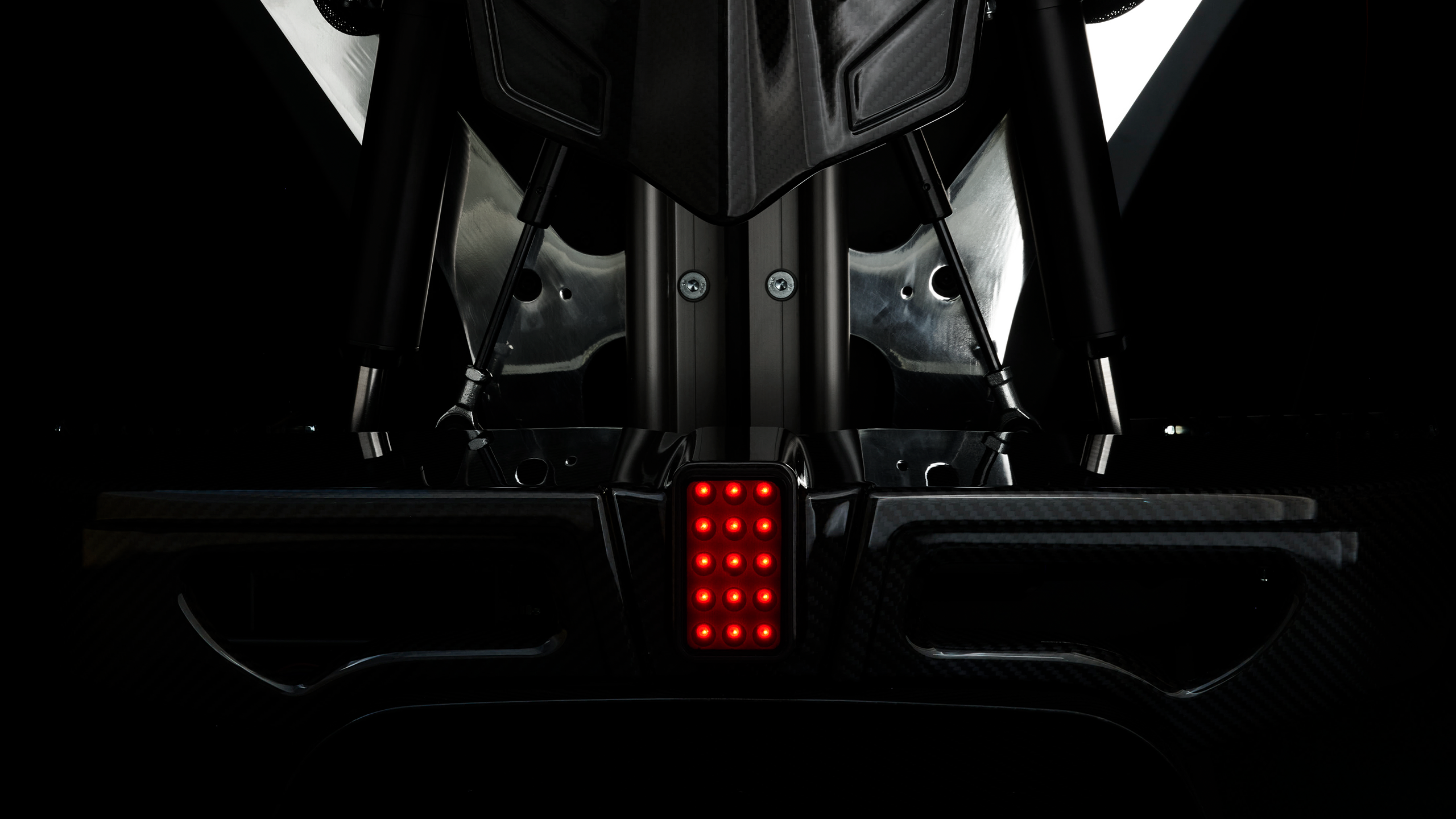 Racing Unleashed Simulator mit leuchtenden roten LED-Lichtern und schwarzem Karbon-Design.