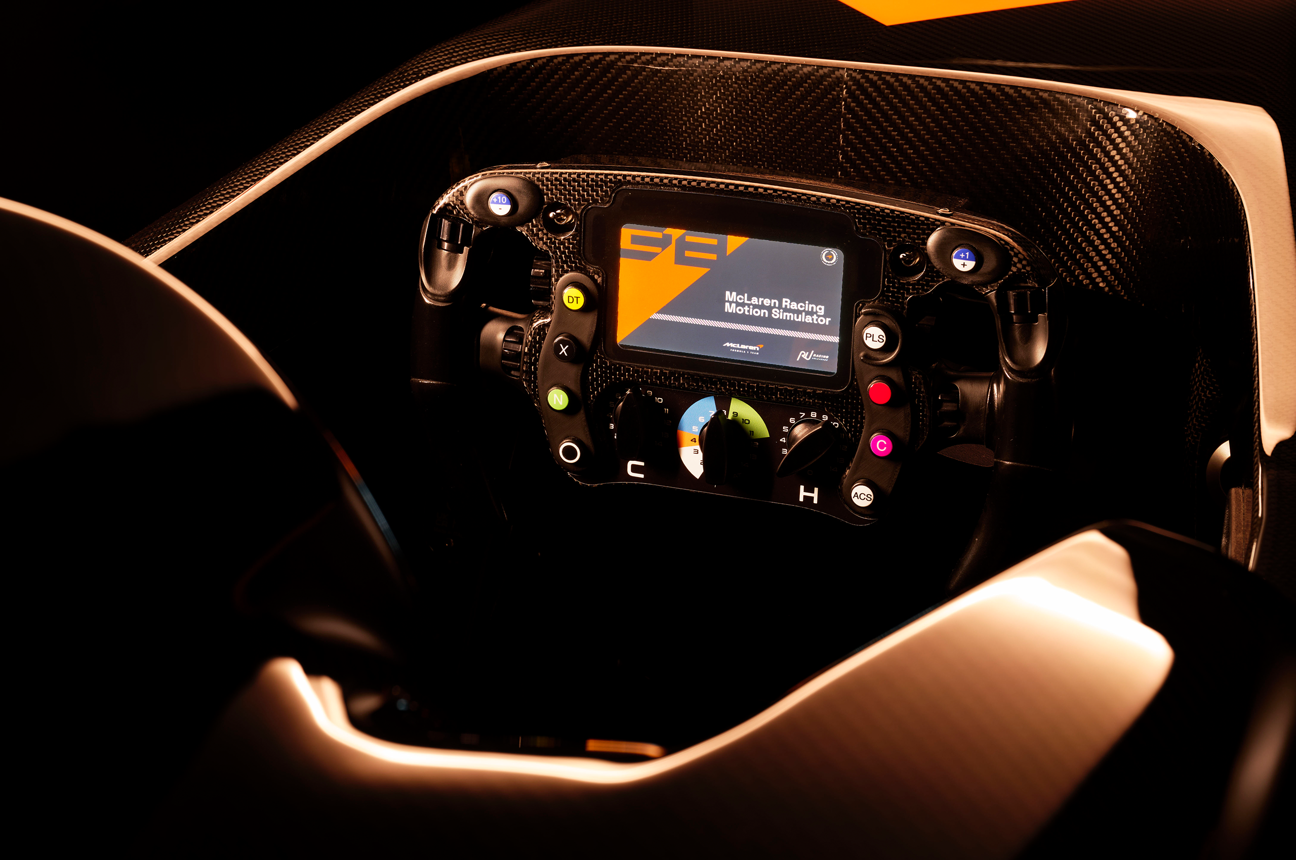 Nahaufnahme eines McLaren Racing Simulators von Racing Unleashed mit Carbon-Optik.